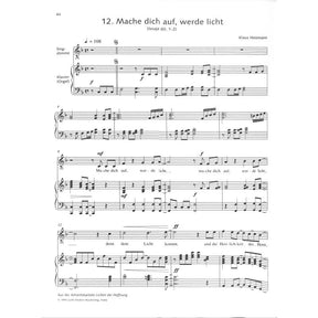 Ein Stern strahlt in der dunklen Nacht