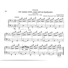 Kleine Finger am Klavier 8