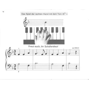 Kleine Finger am Klavier 3